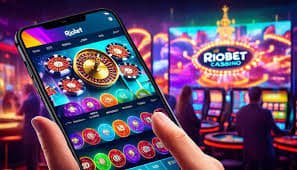 Pengguna memeriksa batas anggaran di ponsel